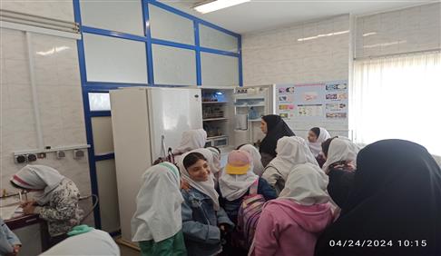 بازدید دانش آموزان دبستان دخترانه شکوه از اداره کل استاندارد کرمانشاه
