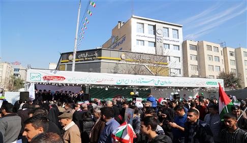 غرفه سازمان ملی استاندارد ایران پذیرای شرکت کنندگان در مسیر راهپیمایی بود