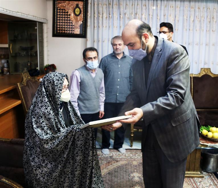 رییس سازمان ملی استاندارد ایران به دیدار خانواده شهیدان داستان رفت